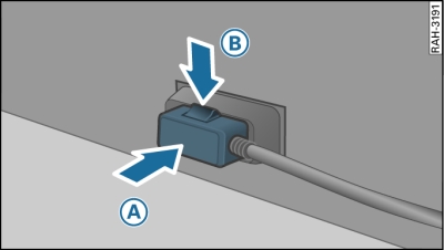 Adapterkabel: Stecker am Audi music interface entriegeln